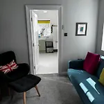 Harrogate Holiday Apartments - Courtyard Mews - Garden